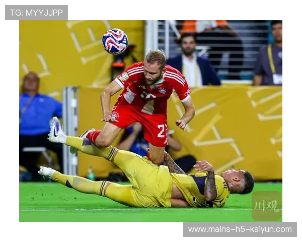 拜仁慕尼黑连续传中形成禁区混战